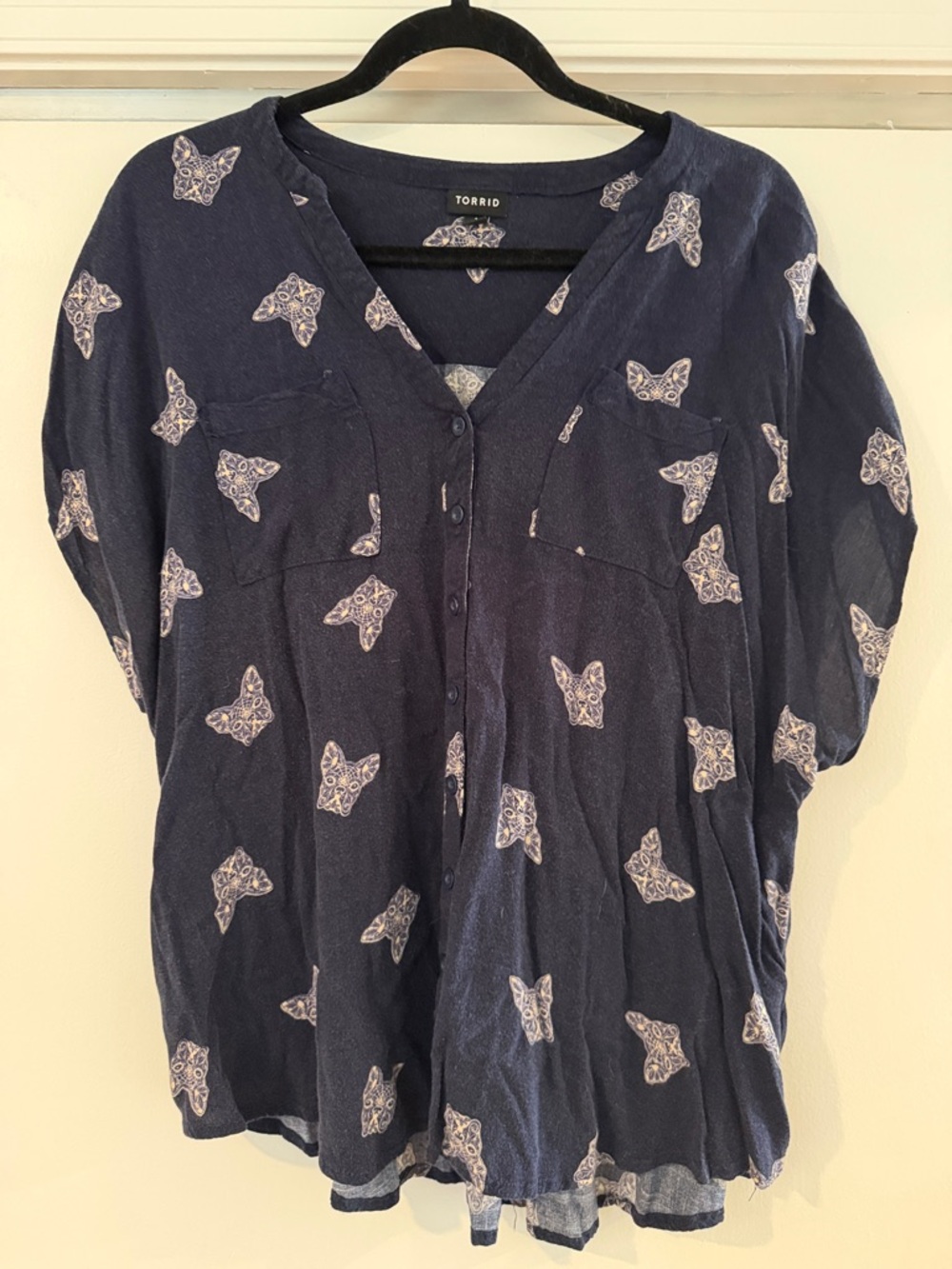 torrid black tee with cream ornate dog motif
